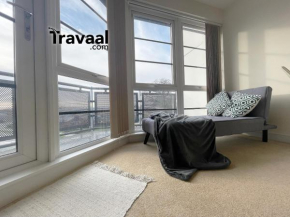 Travaal.©om - 2 Bed Serviced Apartment Farnborough